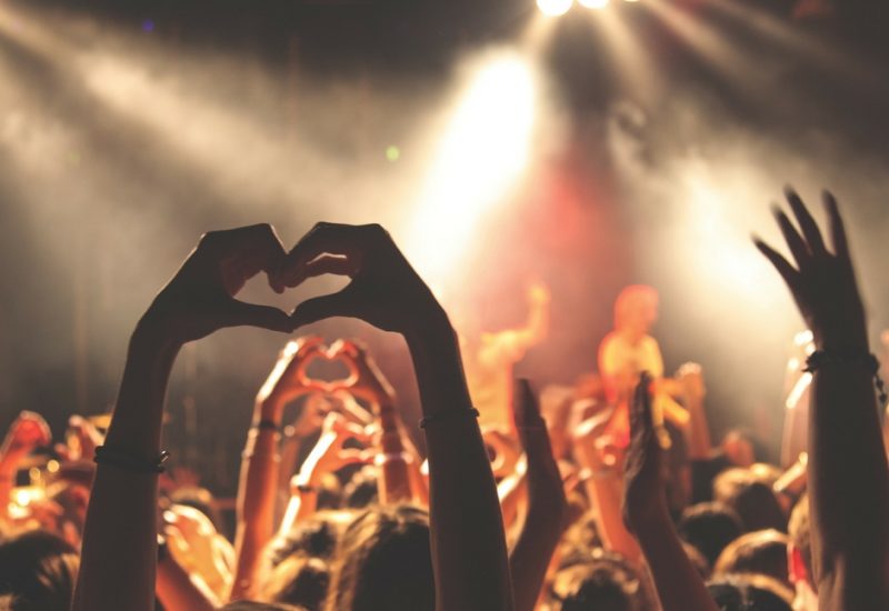 Publico-Rock-Teatro-Palco-Show-Música-Espetaculo-Arte-ArteSesc-Foto-Banco-Gratuito-Canva